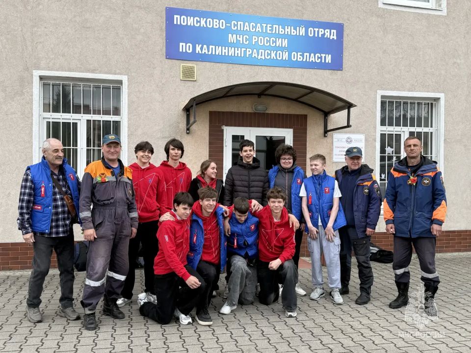 Сотрудники МЧС России присоединились к Всероссийской акции «Окна Победы» Сотрудники МЧС России присоединились к Всероссийской акции «Окна Победы»