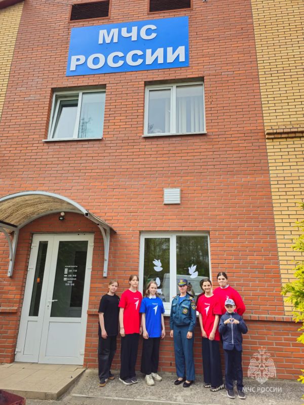 Сотрудники МЧС России присоединились к Всероссийской акции «Окна Победы» Сотрудники МЧС России присоединились к Всероссийской акции «Окна Победы»
