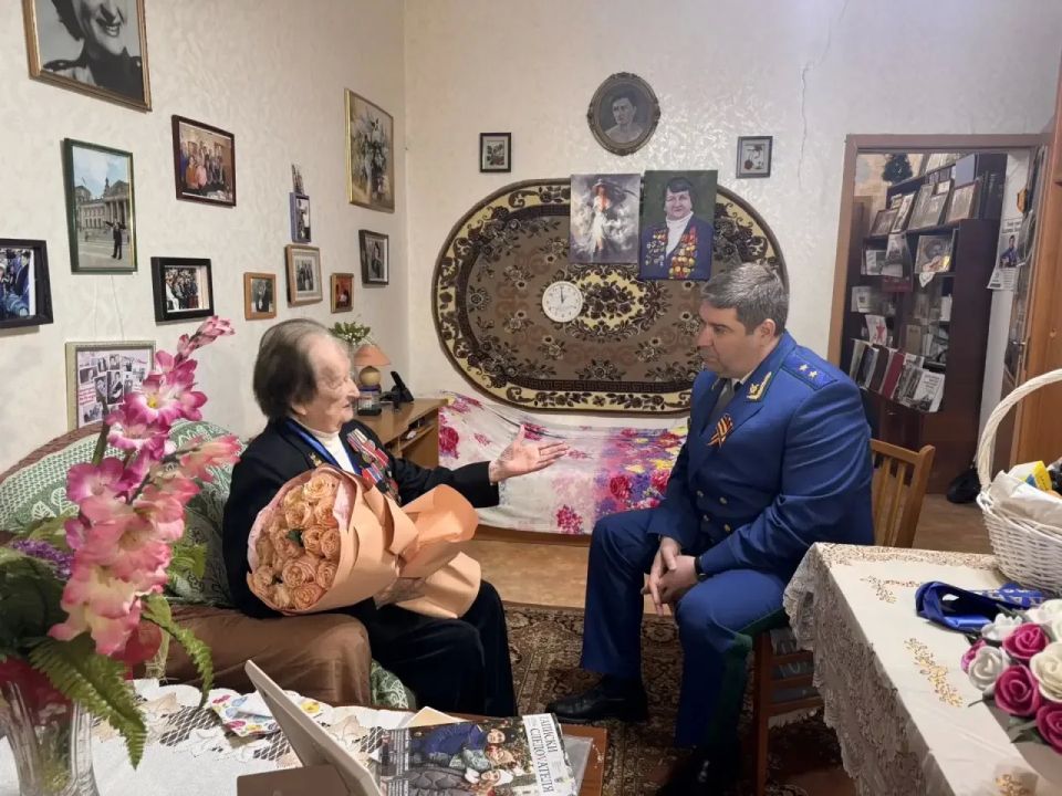 Прокурор Калининградской области Максим Попов поздравил с 81-летней годовщиной Дня Великой Победы ветерана Великой Отечественной войны Нину Петровну Демешеву
