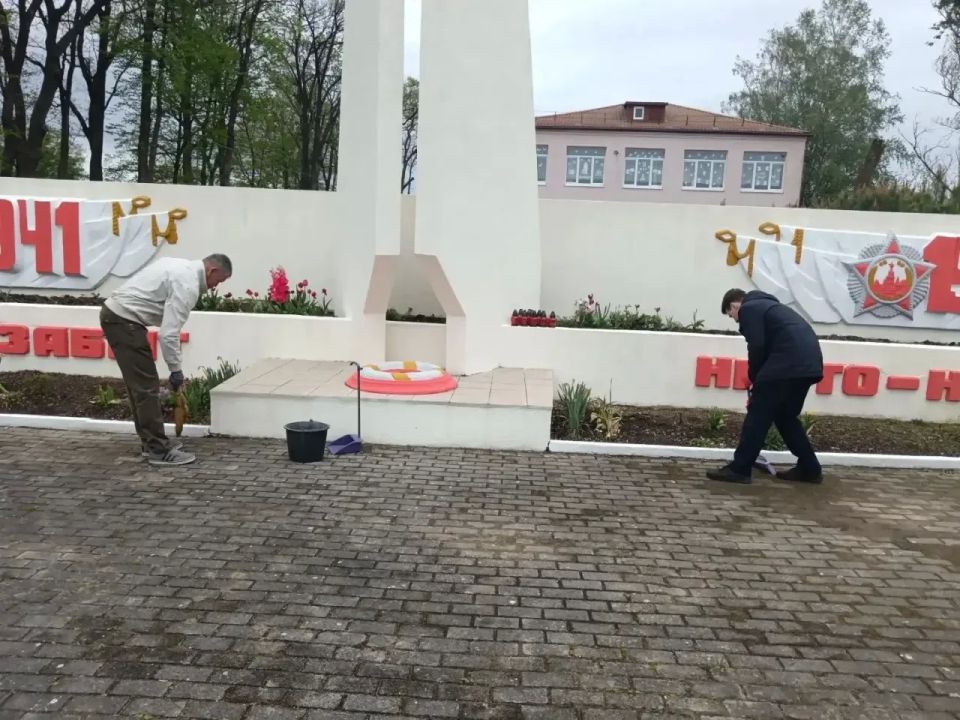 Работники органов прокуратуры области привели в порядок мемориалы и места воинских захоронений Работники органов прокуратуры области привели в порядок мемориалы и места воинских захоронений