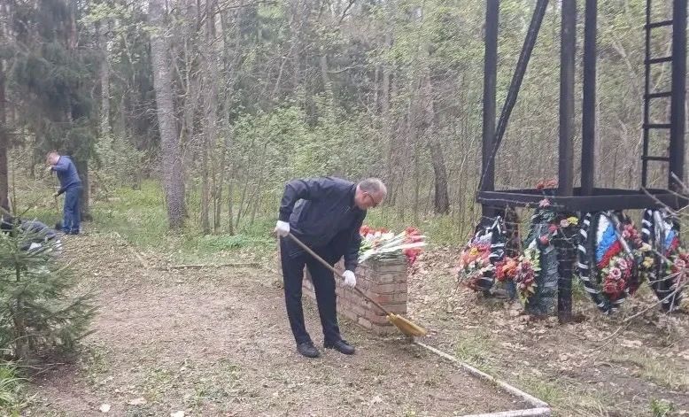Работники органов прокуратуры области привели в порядок мемориалы и места воинских захоронений Работники органов прокуратуры области привели в порядок мемориалы и места воинских захоронений