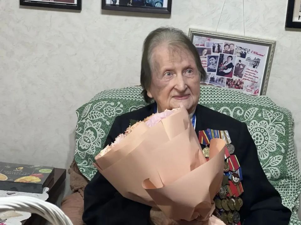 Прокурор Калининградской области Максим Попов поздравил с 81-летней годовщиной Дня Великой Победы ветерана Великой Отечественной войны Нину Петровну Демешеву Прокурор Калининградской области Максим Попов поздравил с 81-летней годовщиной Дня Великой Победы ветерана Великой Отечественной войны Нину Петровну Демешеву