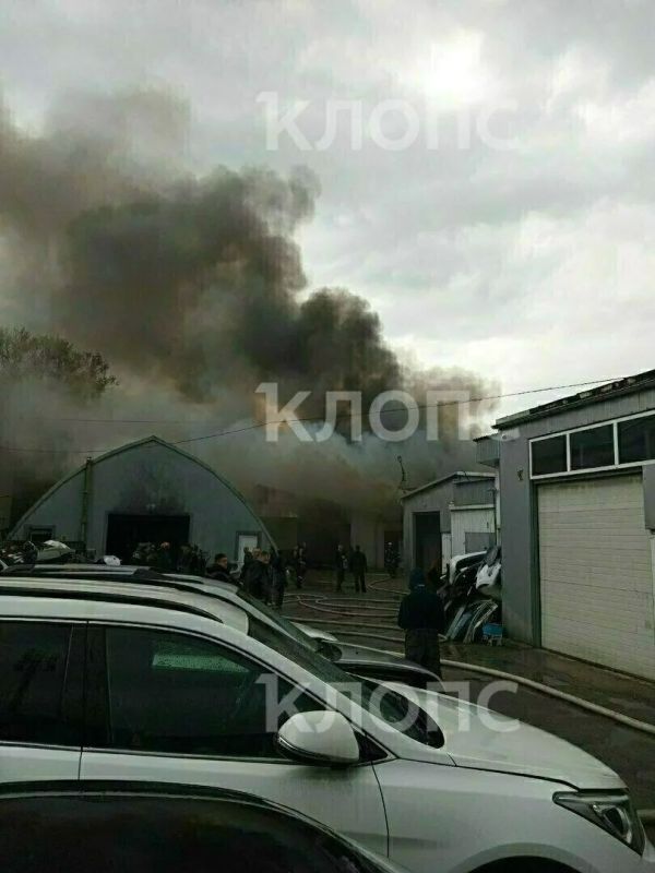 Пожар в Калининграде: горит автосервис в Балтийском переулке
