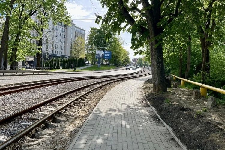В районе улицы Бассейной в Калининграде завершают ремонт тротуара В районе улицы Бассейной в Калининграде завершают ремонт тротуара
