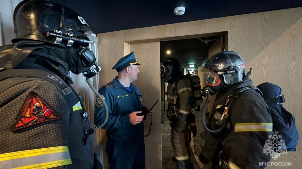 Сотрудники МЧС России ликвидировали условный пожар на территории отеля Сотрудники МЧС России ликвидировали условный пожар на территории отеля