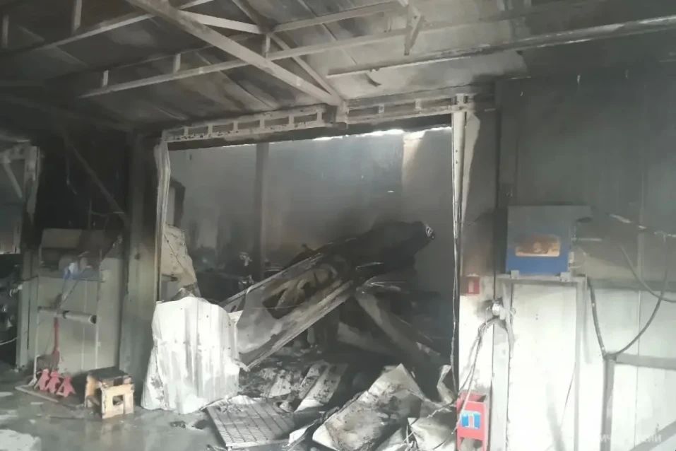 В Калининграде потушили крупный пожар в автосервисе на проспекте Победы В Калининграде потушили крупный пожар в автосервисе на проспекте Победы