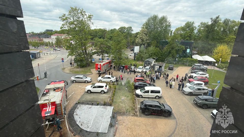 Сотрудники МЧС России ликвидировали условный пожар на территории отеля Сотрудники МЧС России ликвидировали условный пожар на территории отеля