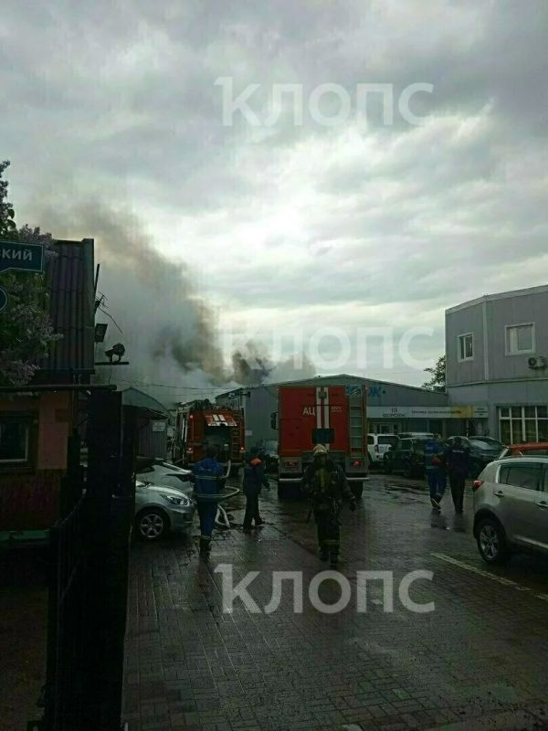 Пожар в Калининграде: горит автосервис в Балтийском переулке Пожар в Калининграде: горит автосервис в Балтийском переулке