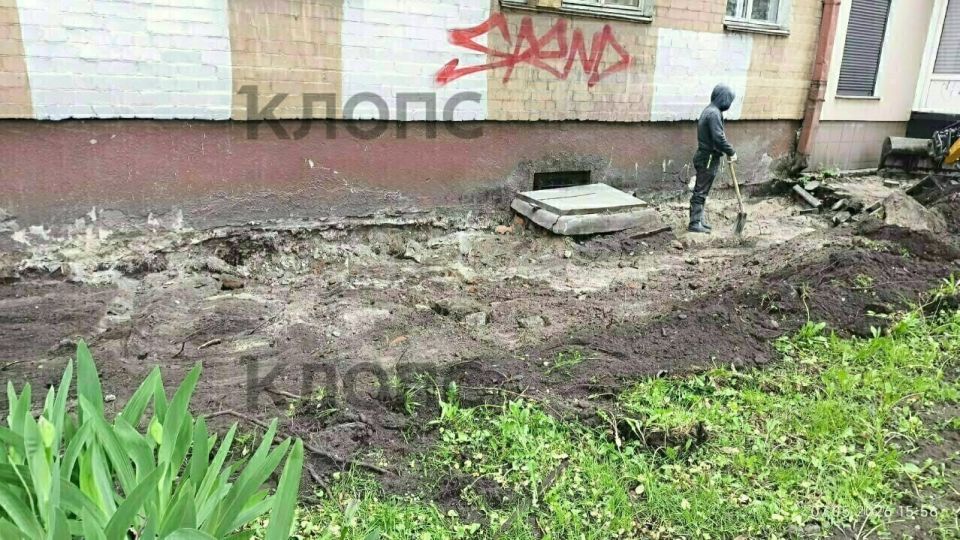 Власти объяснили, почему при реконструкции Галицкого рабочие разрушили отмостку дома №6-10