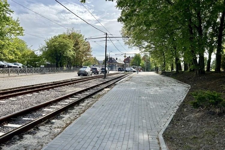 В районе улицы Бассейной в Калининграде завершают ремонт тротуара В районе улицы Бассейной в Калининграде завершают ремонт тротуара