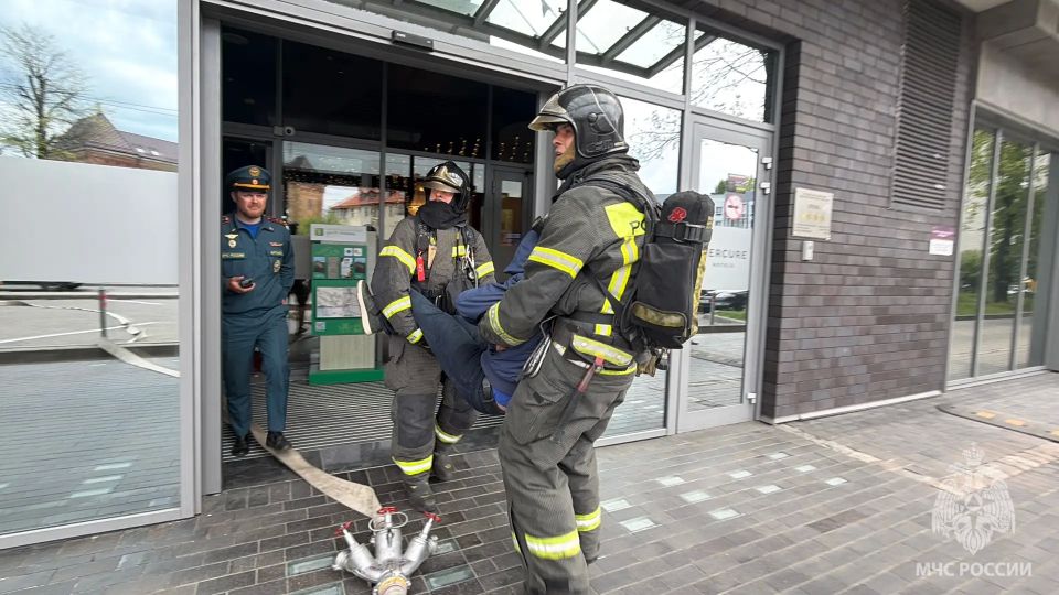Сотрудники МЧС России ликвидировали условный пожар на территории отеля Сотрудники МЧС России ликвидировали условный пожар на территории отеля