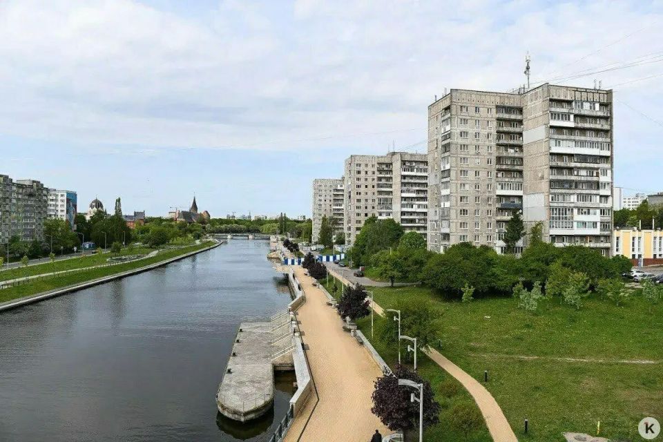 Громкоговоритель и вода в баклажках: как живёт непокорная высотка на Московском, 68 Громкоговоритель и вода в баклажках: как живёт непокорная высотка на Московском, 68