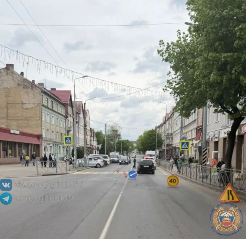 По предварительным данным, 18.05.2026 около 16:21 на ул. Ленина в г. Советске водитель автомобиля «Фольксваген» совершил наезд на пешехода 1951 года рождения, переходившую дорогу по нерегулируемому пешеходному переходу