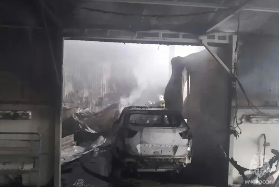 В Калининграде потушили крупный пожар в автосервисе на проспекте Победы В Калининграде потушили крупный пожар в автосервисе на проспекте Победы