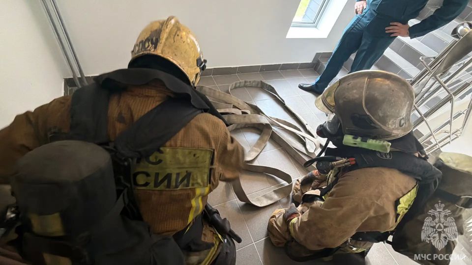 Сотрудники МЧС России ликвидировали условный пожар на территории отеля Сотрудники МЧС России ликвидировали условный пожар на территории отеля