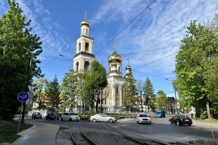 В районе улицы Бассейной в Калининграде завершают ремонт тротуара