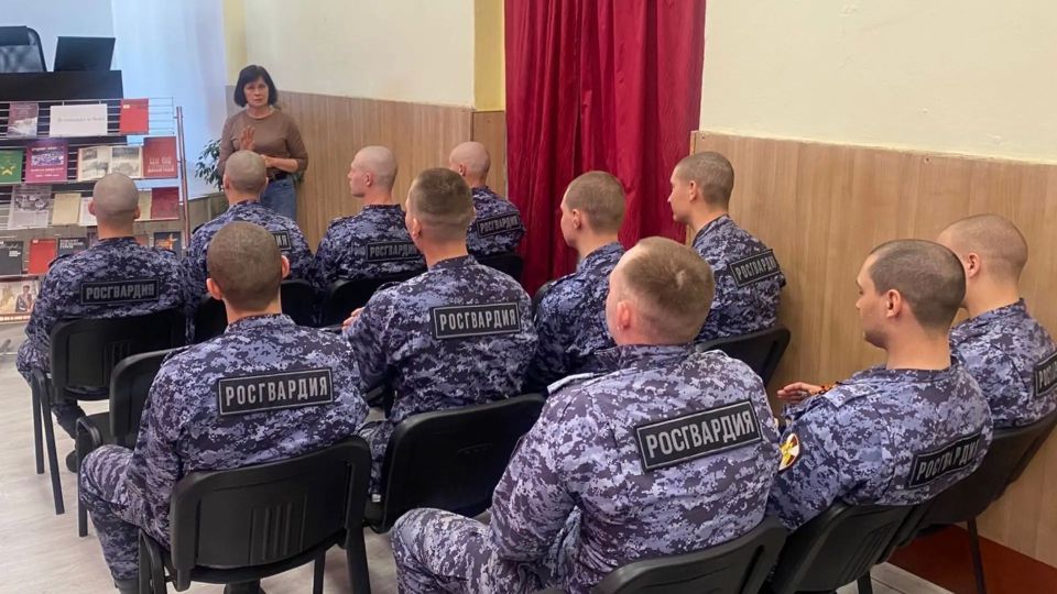 В специальном моторизованном полку Северо-Западного округа Росгвардии провели викторину для военнослужащих, проходящих службу по призыву, посвященную 10-летию войскам национальной гвардии Российской Федерации и 215-й...