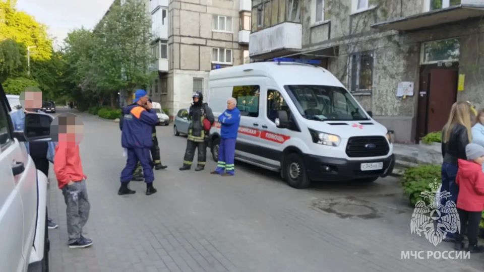 Сотрудники МЧС России потушили пожар в Калининграде Сотрудники МЧС России потушили пожар в Калининграде