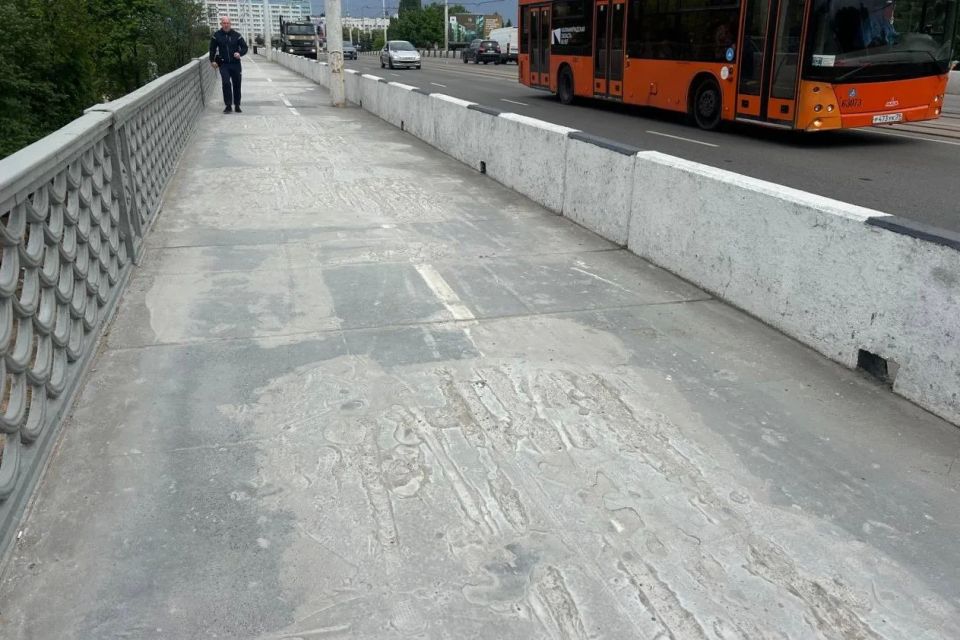 Калининградцы жалуются на состояние покрытия тротуара после ремонта на эстакаде Ленинского проспекта
