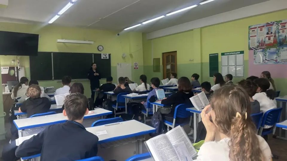 В Калининграде в рамках специального профилактического мероприятия «Детская безопасность» сотрудники Центра ДиТН ПБДД ГИБДД провели профилактическое занятие с учениками Православной гимназии