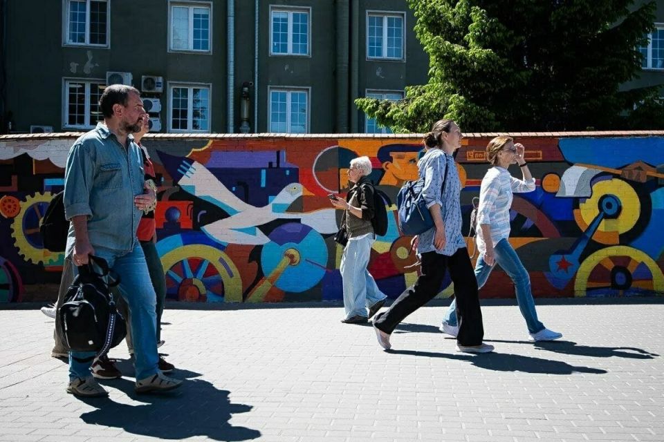 На заборе у Северного вокзала в Калининграде вот-вот закончат новые граффити На заборе у Северного вокзала в Калининграде вот-вот закончат новые граффити
