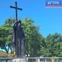 Сегодня на площади Победы установили памятник князю Владимиру
