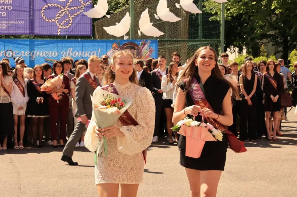 Сегодня в школах Калининграда прозвучали последние звонки Сегодня в школах Калининграда прозвучали последние звонки