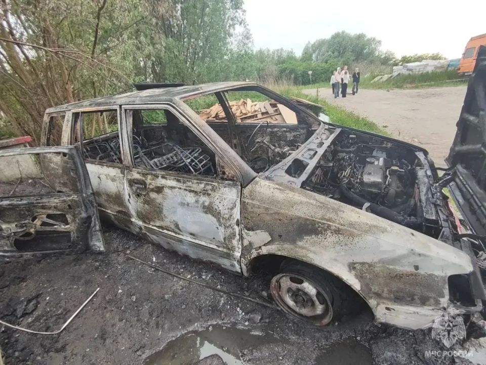 Сотрудники МЧС России потушили пожар в Калининграде Сотрудники МЧС России потушили пожар в Калининграде