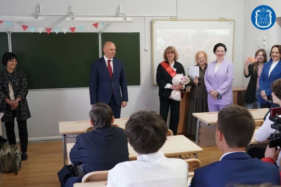 Алексей Беспрозванных поздравил учеников и педагогов с последним звонком Алексей Беспрозванных поздравил учеников и педагогов с последним звонком