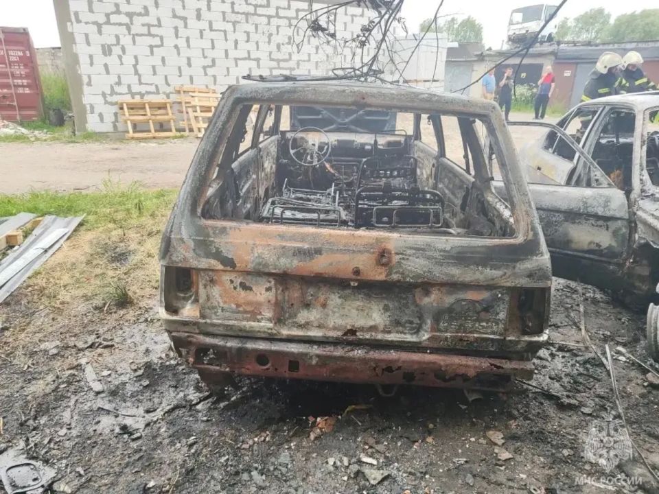 Сотрудники МЧС России потушили пожар в Калининграде Сотрудники МЧС России потушили пожар в Калининграде