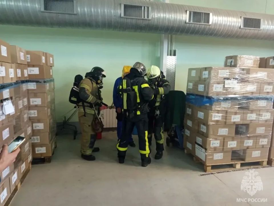 В Гусеве сотрудники МЧС России ликвидировали условный пожар на территории производственного цеха В Гусеве сотрудники МЧС России ликвидировали условный пожар на территории производственного цеха