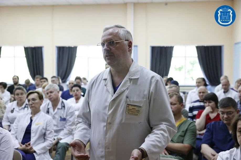 Губернатор Алексей Беспрозванных посетил калининградскую больницу скорой медицинской помощи и пообщался с персоналом Губернатор Алексей Беспрозванных посетил калининградскую больницу скорой медицинской помощи и пообщался с персоналом
