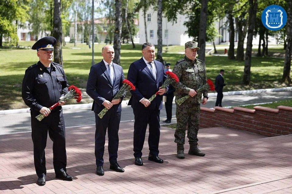 Игорь Руденя и Алексей Беспрозванных поздравили пограничников региона с профессиональным праздником Игорь Руденя и Алексей Беспрозванных поздравили пограничников региона с профессиональным праздником