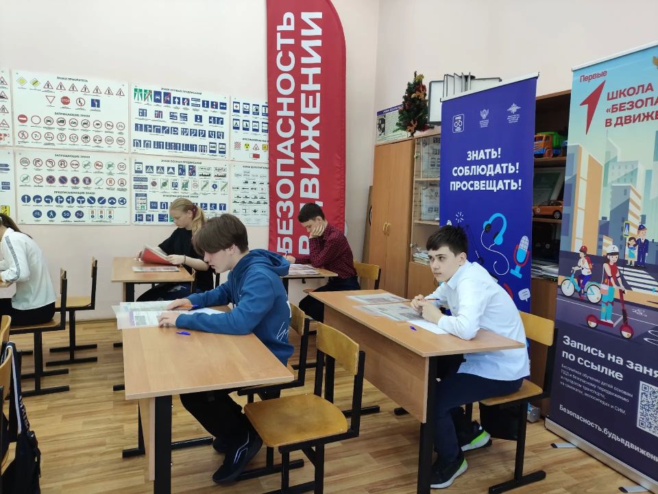 МАРАФОН ПО ПДД. Сегодня на Станции юных техников состоялся марафон, в котором активисты ЮИД и воспитанники образцового коллектива «Детско-юношеская автомобильная школа «Регион-39» продемонстрировали свои знания правил... МАРАФОН ПО ПДД. Сегодня на Станции юных техников состоялся марафон, в котором активисты ЮИД и воспитанники образцового коллектива «Детско-юношеская автомобильная школа «Регион-39» продемонстрировали свои знания правил...