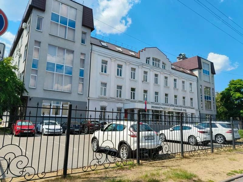 В Калининграде убившую стеклом 35-летнюю женщину будут только лечить