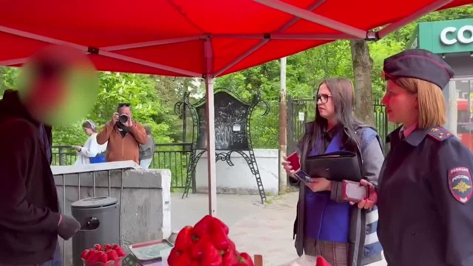 Полицейские нашли 4 точки нелегальной торговли сезонными фруктами и ягодами