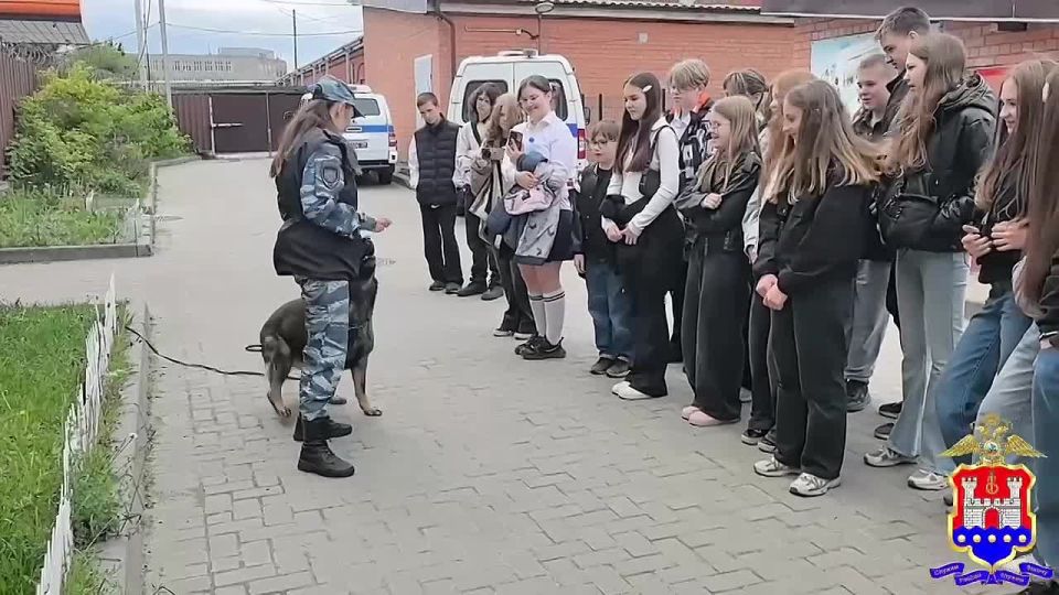 По инициативе члена Общественного совета при УМВД России по Калининградской области школьники посетили кинологический центр