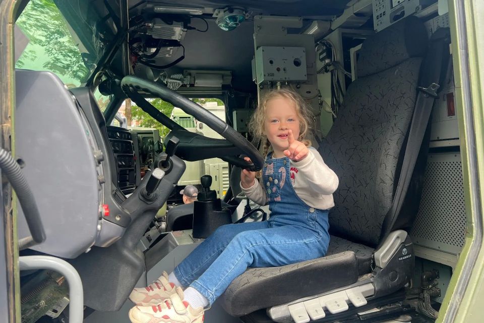 В Калининграде военнослужащие специального моторизованного полка Северо-Западного округа Росгвардии провели праздничное мероприятие для семей росгвардейцев, посвященное Дню защиты детей В Калининграде военнослужащие специального моторизованного полка Северо-Западного округа Росгвардии провели праздничное мероприятие для семей росгвардейцев, посвященное Дню защиты детей