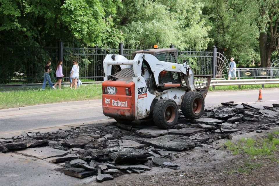 В первый день лета по графику дорожных работ стартовали демонтажные работы на ул. Азовской (ремонтируем проезжую часть на всей протяженности); асфальтируем ул. Мичурина; ремонтируем Белинского, Урицкого, Хабаровскую... В первый день лета по графику дорожных работ стартовали демонтажные работы на ул. Азовской (ремонтируем проезжую часть на всей протяженности); асфальтируем ул. Мичурина; ремонтируем Белинского, Урицкого, Хабаровскую...