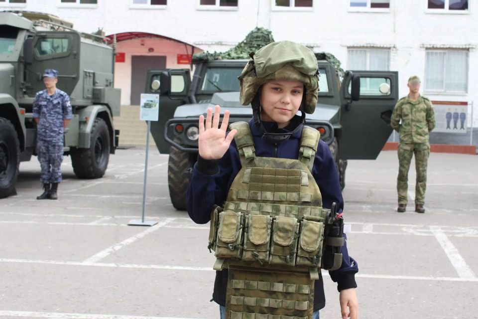 В Калининграде военнослужащие специального моторизованного полка Северо-Западного округа Росгвардии провели праздничное мероприятие для семей росгвардейцев, посвященное Дню защиты детей В Калининграде военнослужащие специального моторизованного полка Северо-Западного округа Росгвардии провели праздничное мероприятие для семей росгвардейцев, посвященное Дню защиты детей