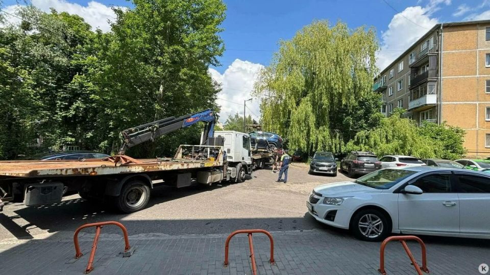 Калининградка застала свою машину на эвакуаторе, но инспектор позволил увезти авто на штрафстоянку