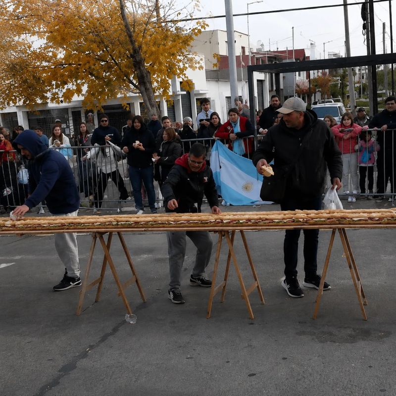 Голодные зрители сорвали рекордный сэндвич в Аргентине