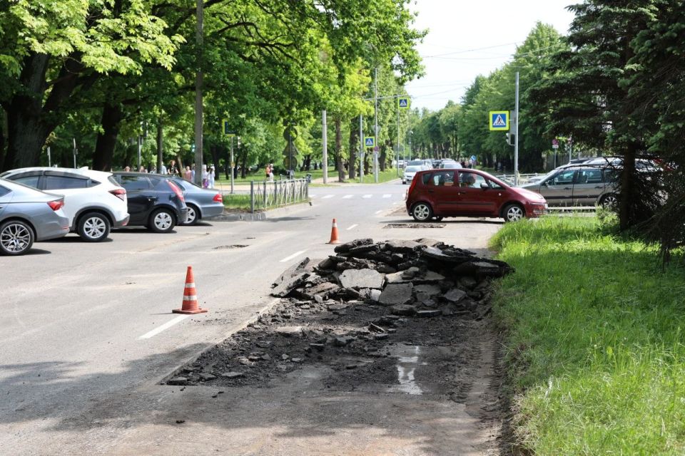 В первый день лета по графику дорожных работ стартовали демонтажные работы на ул. Азовской (ремонтируем проезжую часть на всей протяженности); асфальтируем ул. Мичурина; ремонтируем Белинского, Урицкого, Хабаровскую... В первый день лета по графику дорожных работ стартовали демонтажные работы на ул. Азовской (ремонтируем проезжую часть на всей протяженности); асфальтируем ул. Мичурина; ремонтируем Белинского, Урицкого, Хабаровскую...