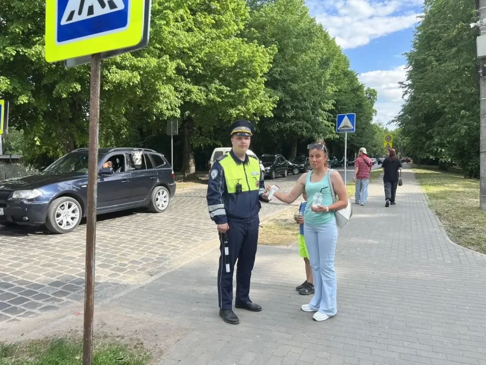 В рамках специального мероприятия «Пешеход» сотрудники отделения Госавтоинспекции МО МВД России «Советский» провели профилактические беседы с участниками дорожного движения