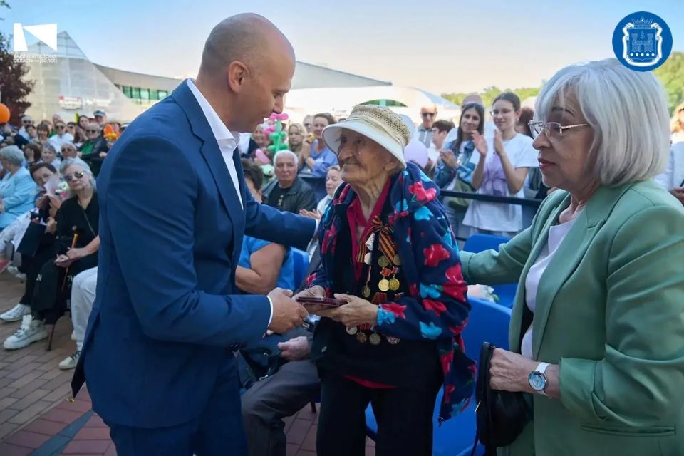 Алексей Беспрозванных поздравил жителей Светлогорска с Днём города и 80-летием региона Алексей Беспрозванных поздравил жителей Светлогорска с Днём города и 80-летием региона