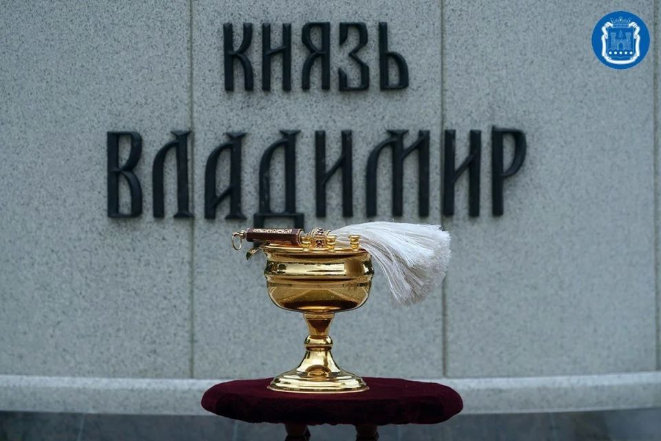 Патриарх Кирилл освятил памятник святому князю Владимиру, установленный на Соборной площади областного центра Патриарх Кирилл освятил памятник святому князю Владимиру, установленный на Соборной площади областного центра
