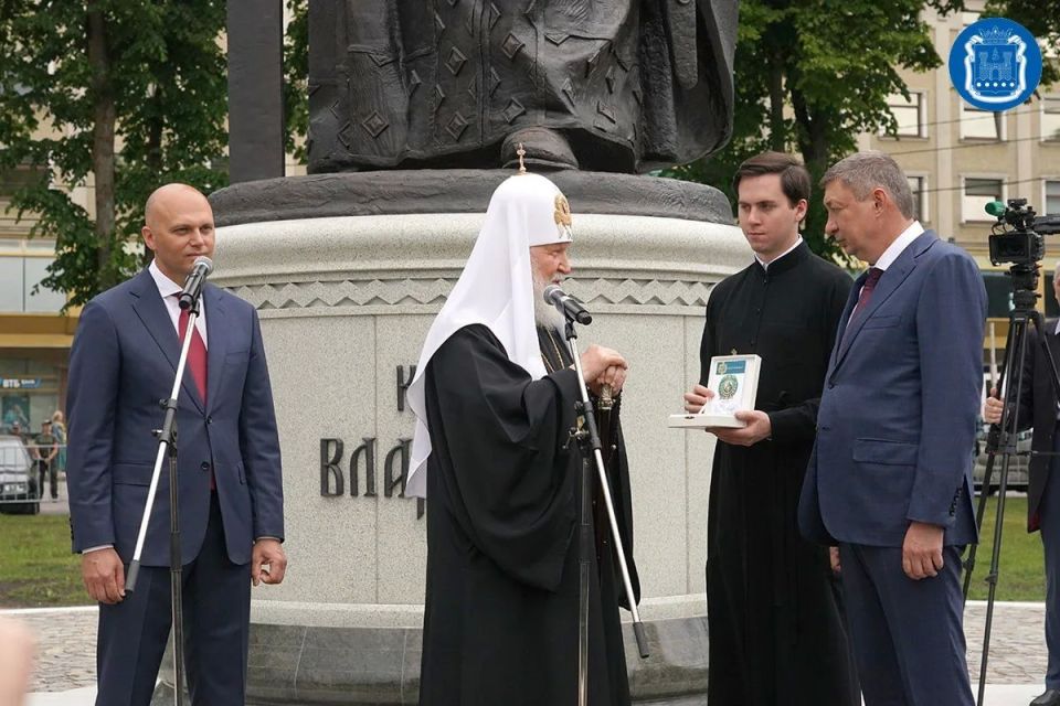 Патриарх Кирилл освятил памятник святому князю Владимиру, установленный на Соборной площади областного центра Патриарх Кирилл освятил памятник святому князю Владимиру, установленный на Соборной площади областного центра