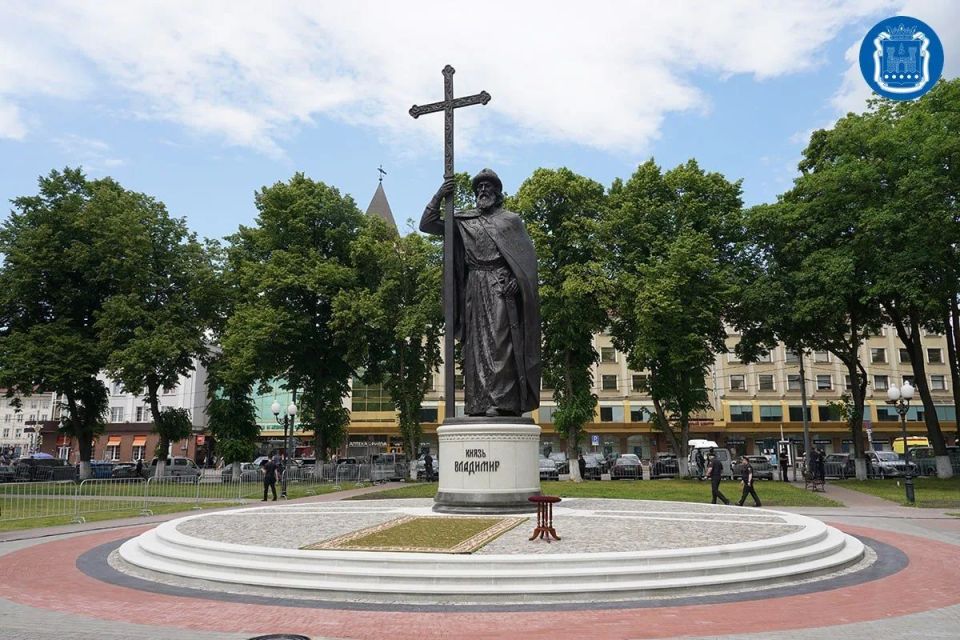 Патриарх Кирилл освятил памятник святому князю Владимиру, установленный на Соборной площади областного центра Патриарх Кирилл освятил памятник святому князю Владимиру, установленный на Соборной площади областного центра