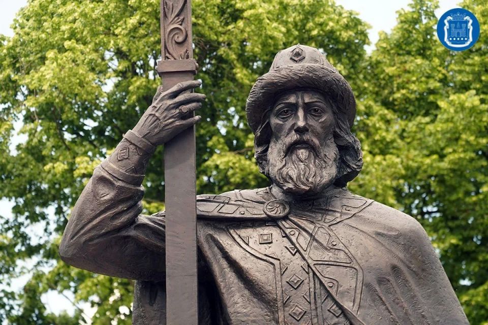 Патриарх Кирилл освятил памятник святому князю Владимиру, установленный на Соборной площади областного центра Патриарх Кирилл освятил памятник святому князю Владимиру, установленный на Соборной площади областного центра
