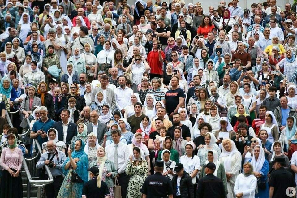 Платки, хор и новый князь на площади: как патриарх Кирилл освящал памятник Владимиру в Калининграде Платки, хор и новый князь на площади: как патриарх Кирилл освящал памятник Владимиру в Калининграде